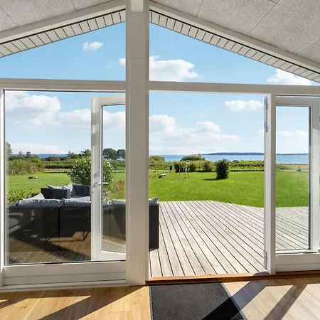 4 Bedroom Beautiful In Haarby Сasa de vacaciones *