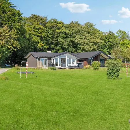 4 Bedroom Beautiful In Haarby Feriehus