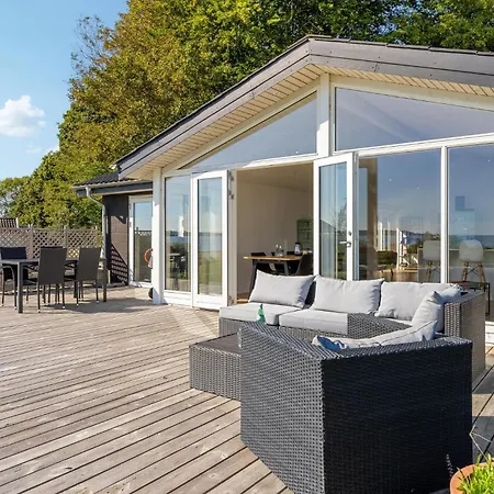 4 Bedroom Beautiful In Haarby Сasa de vacaciones