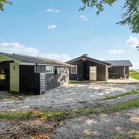 Сasa de vacaciones 4 Bedroom Beautiful In Haarby Hårby